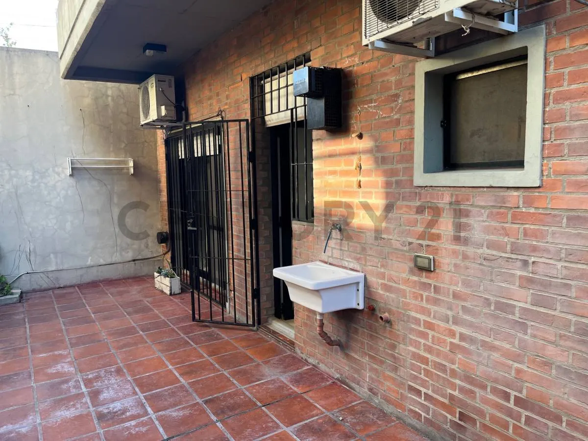 Apartamento de 2 ambientes com pátio e vaga fixa em San Fernando