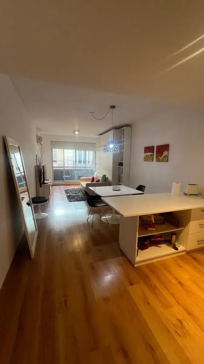 Monoambiente amoblado con balcón en Monserrat