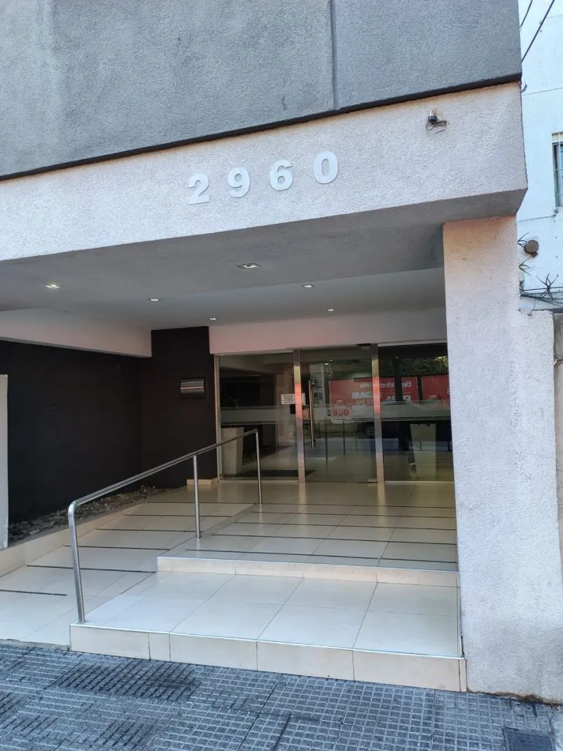 Monoambiente al frente con balcón en Caseros