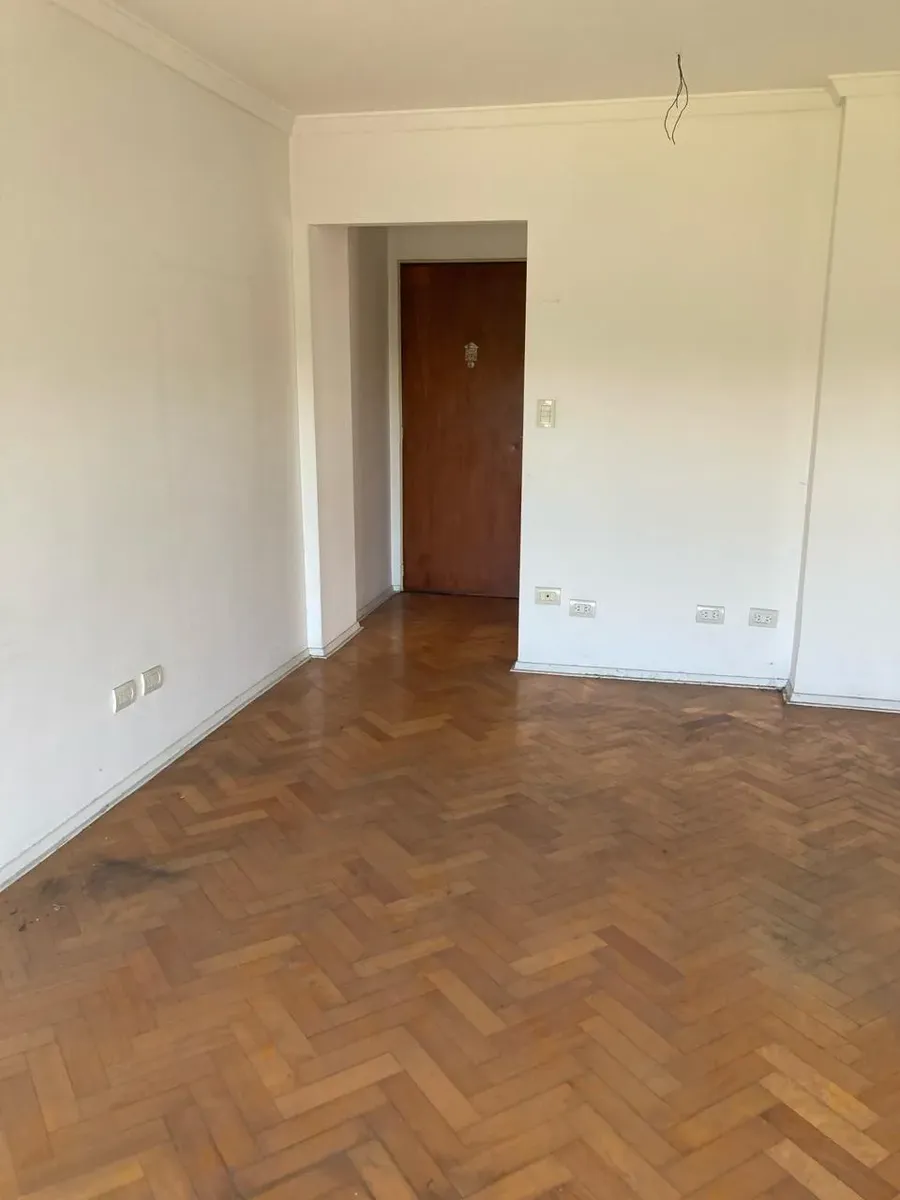 Departamento de 3 ambientes al frente en Flores