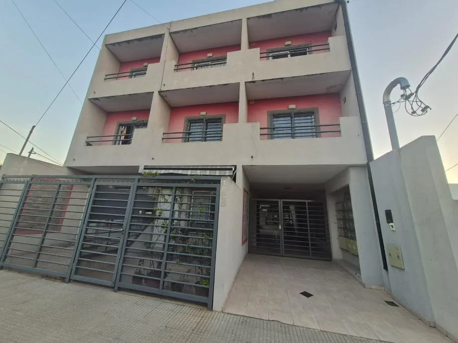 Apartamento de dois ambientes no 1º andar em Villa Luzuriaga