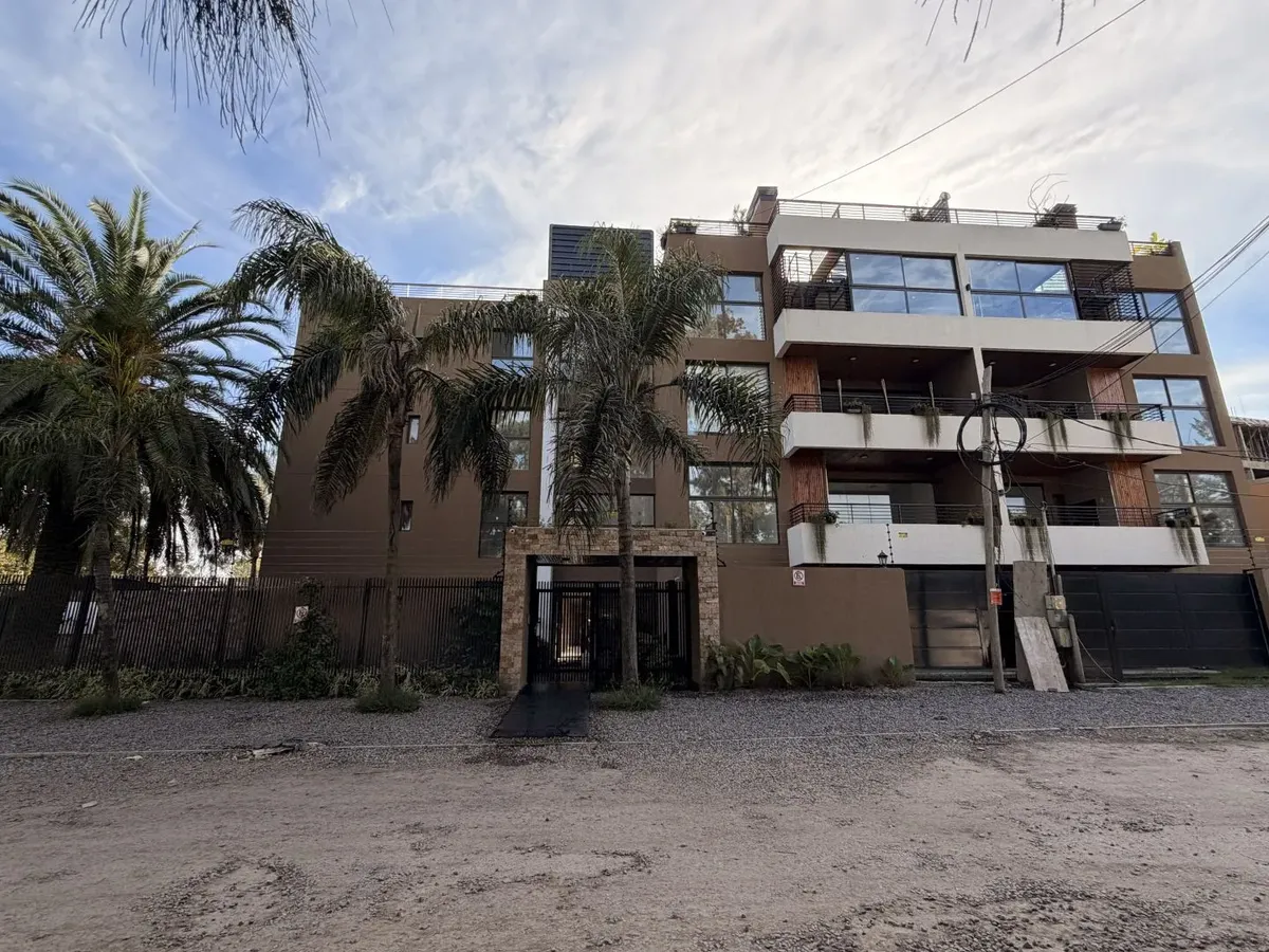 Apartamento de três ambientes com 2 dormitórios em Parque Leloir, Ituzaingó