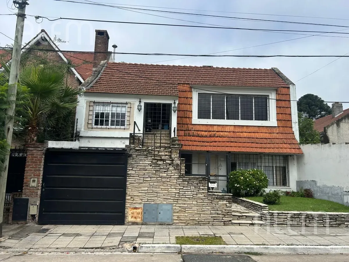 Unfurnished three-bedroom house for rent in Lomas de Zamora
