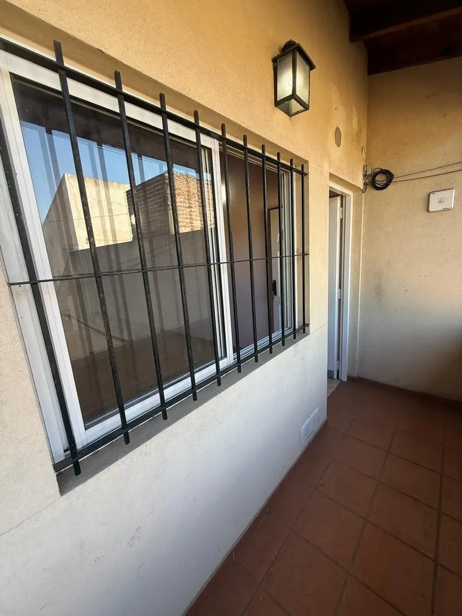 Departamento En Planta Alta. Cocina Comedor, Un Baño Y Balcón. Sin Expensas, Sin Cochera