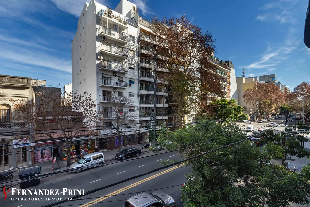 Departamento de 3 ambientes al frente con dependencia de servicio en Flores