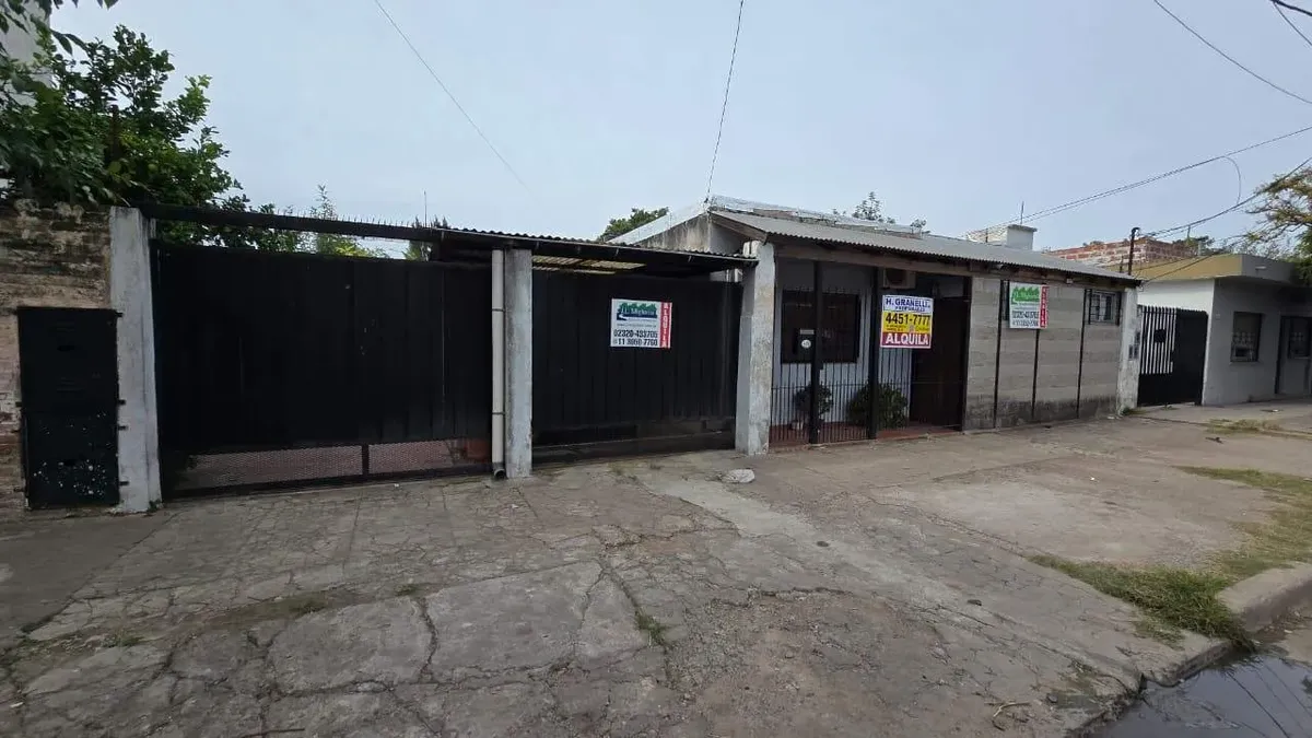 Casa de três ambientes em José C. Paz com vaga de garagem (fixa)