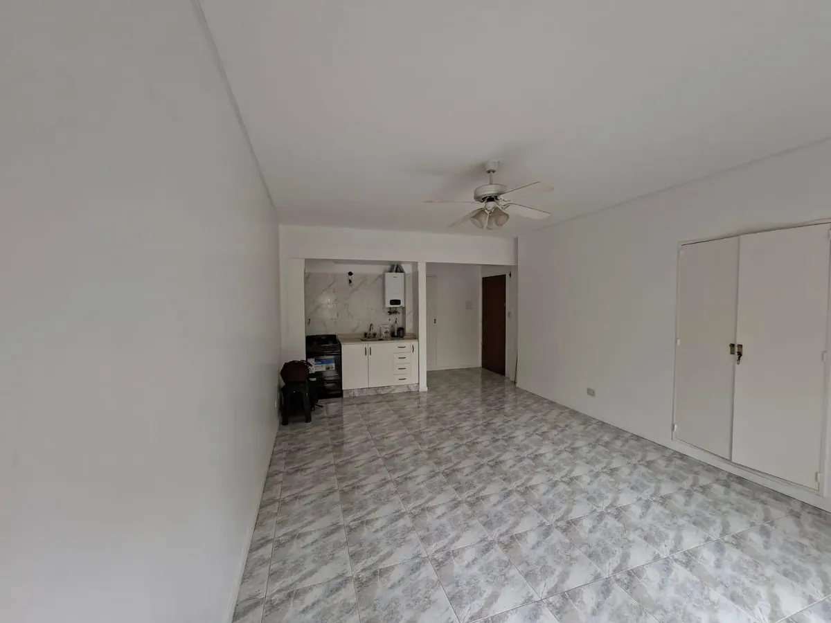 Monoambiente al frente con balcón en Belgrano