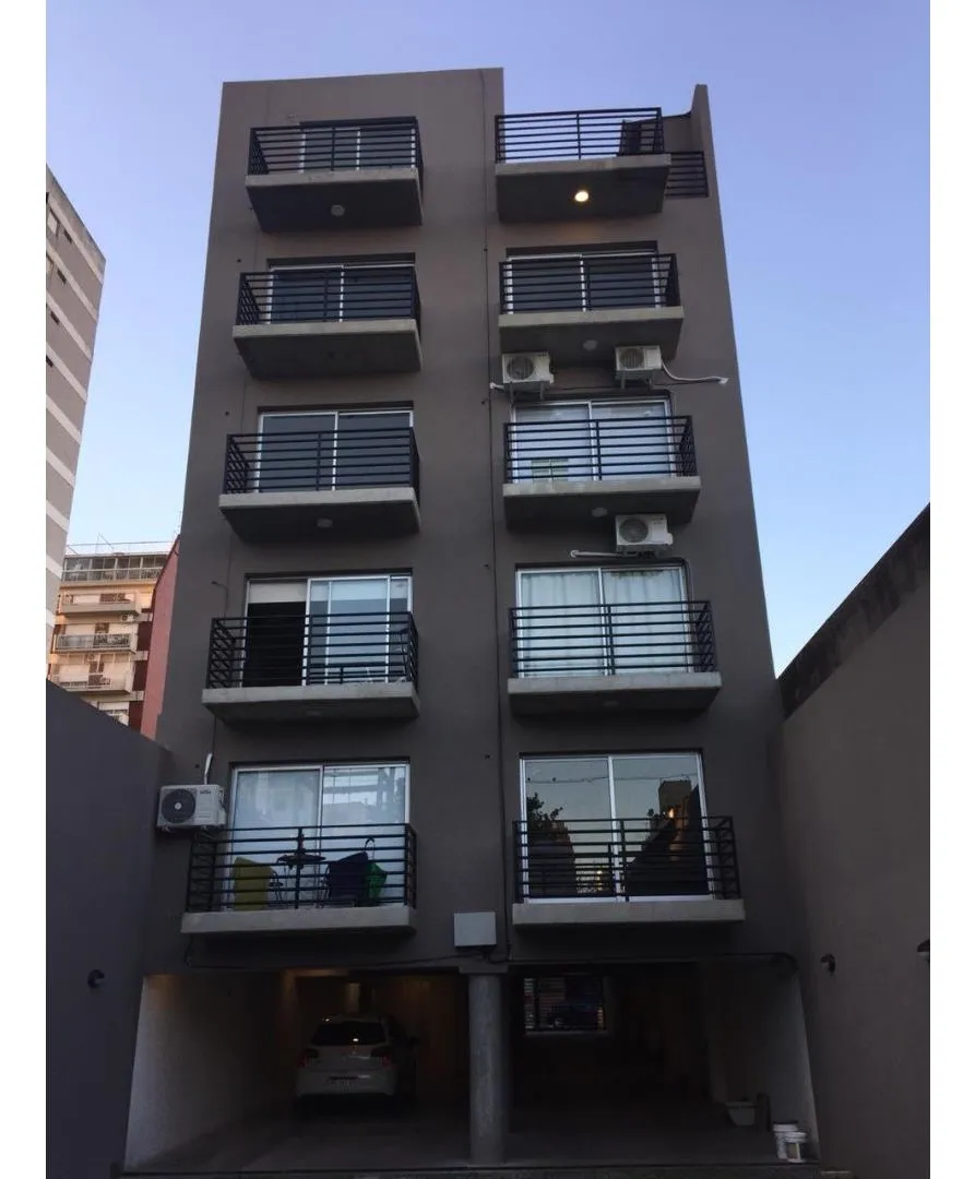 Studio apartment with street-facing balcony in Almagro