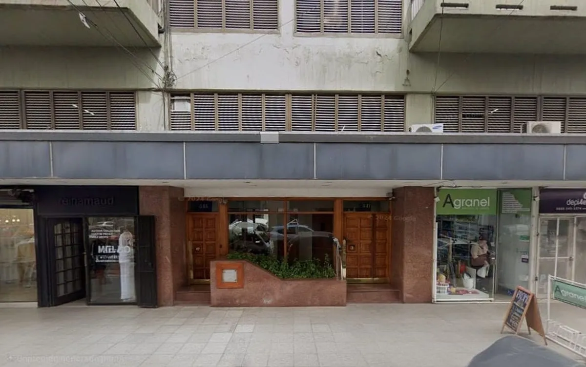 Four-room apartment with covered parking in Quilmes Centro