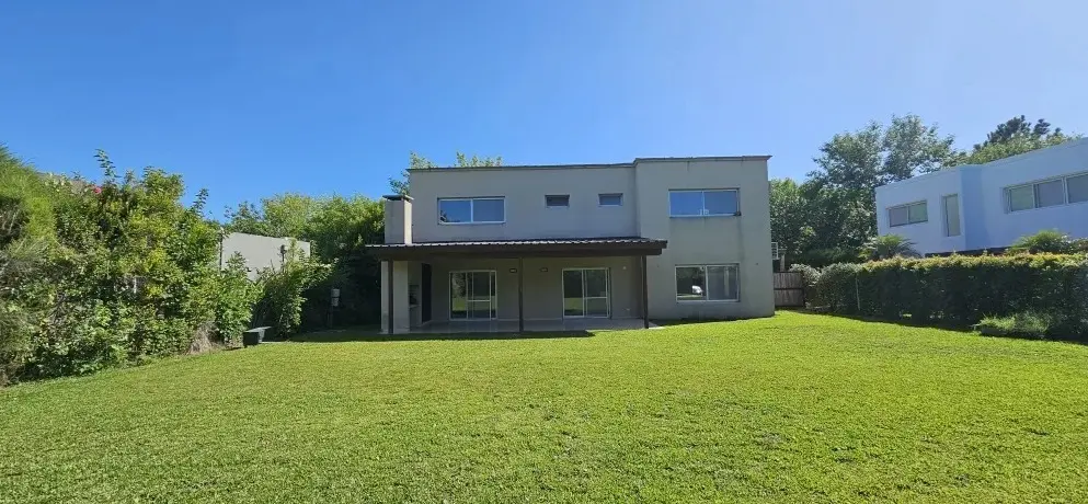 4-bedroom semi-furnished house for rent in Santa Catalina, Tigre