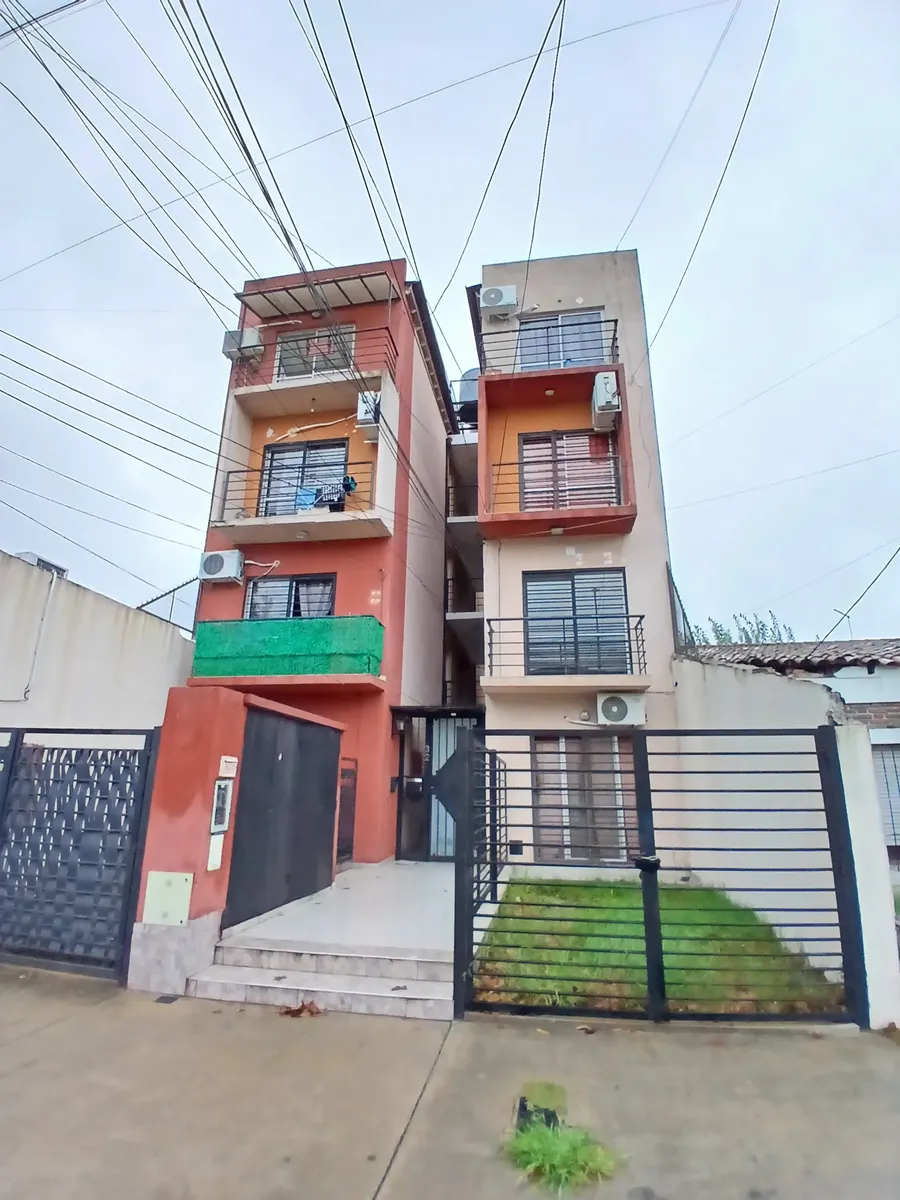 Kitnet em Morón Sur, no 1º andar com varanda