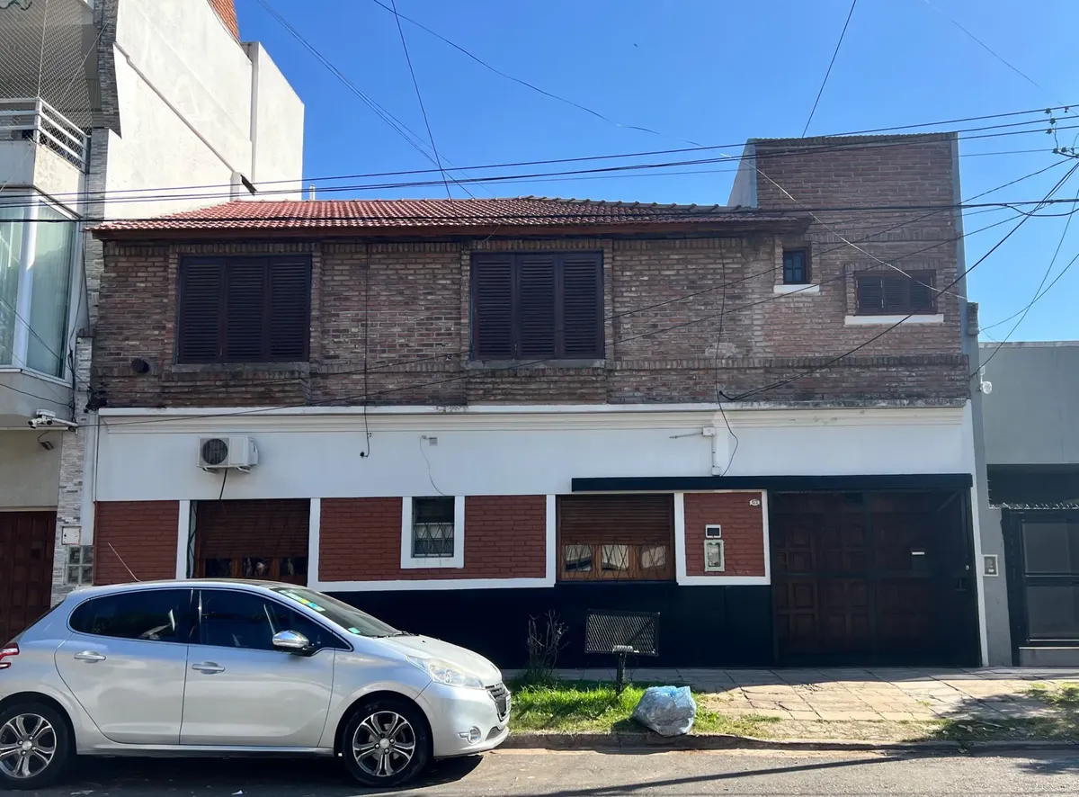 Casa de 6 ambientes en Ramos Mejía, zona Colegio Don Bosco