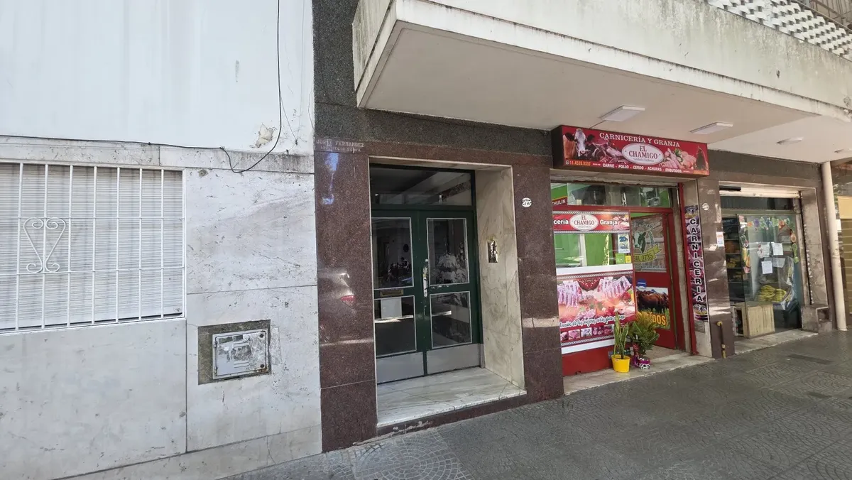 Departamento de 3 ambientes con balcón corrido en Flores