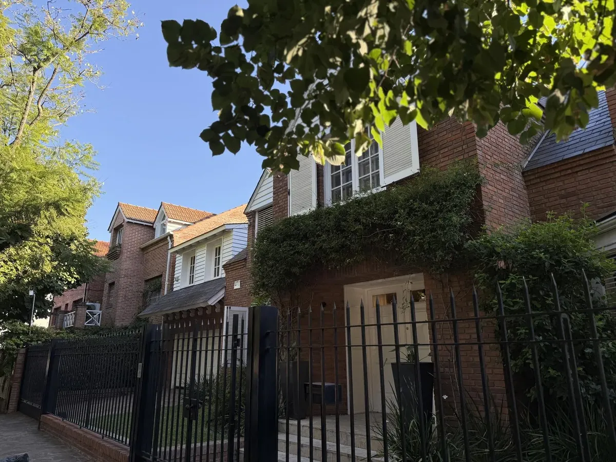 Two-storey house with garden, pool and garage in Martínez