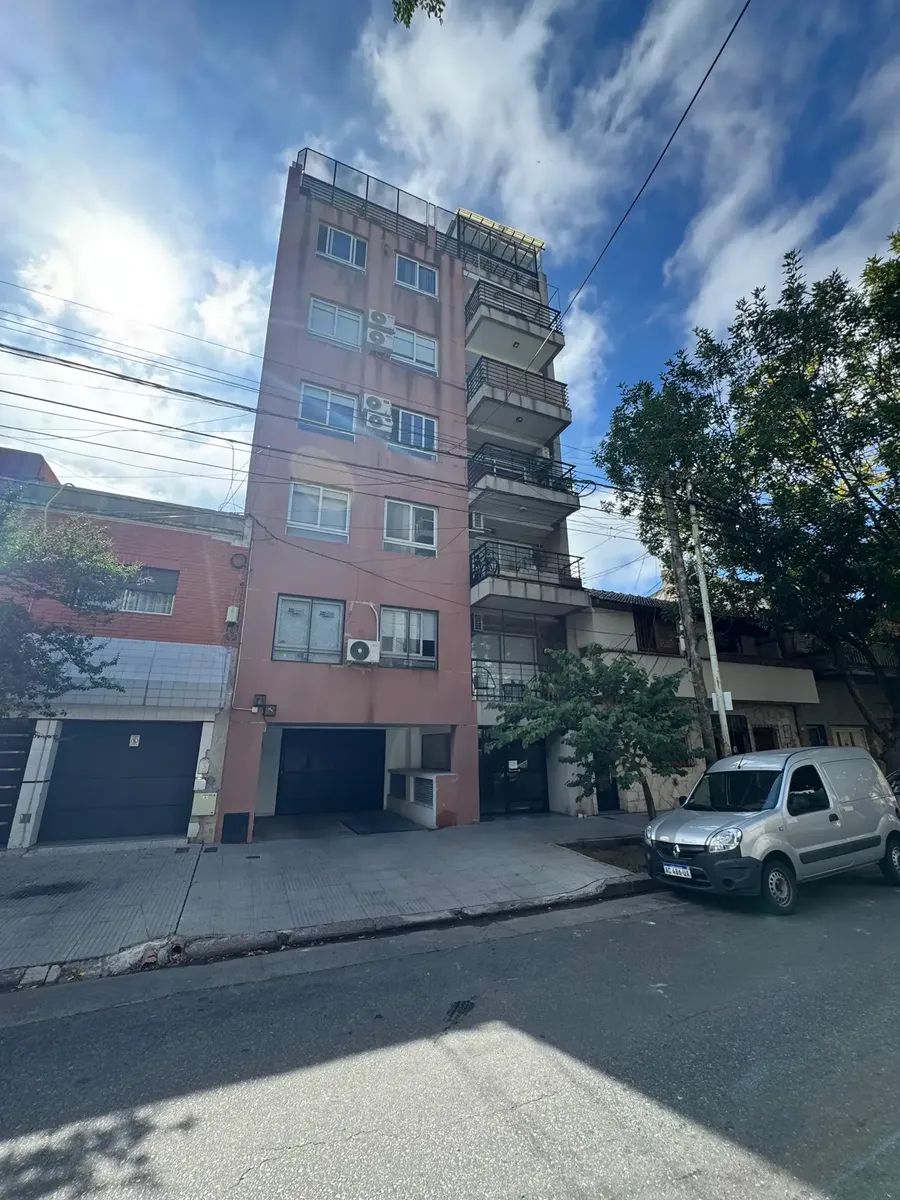 Apartamento de três ambientes com vaga de garagem em Liniers