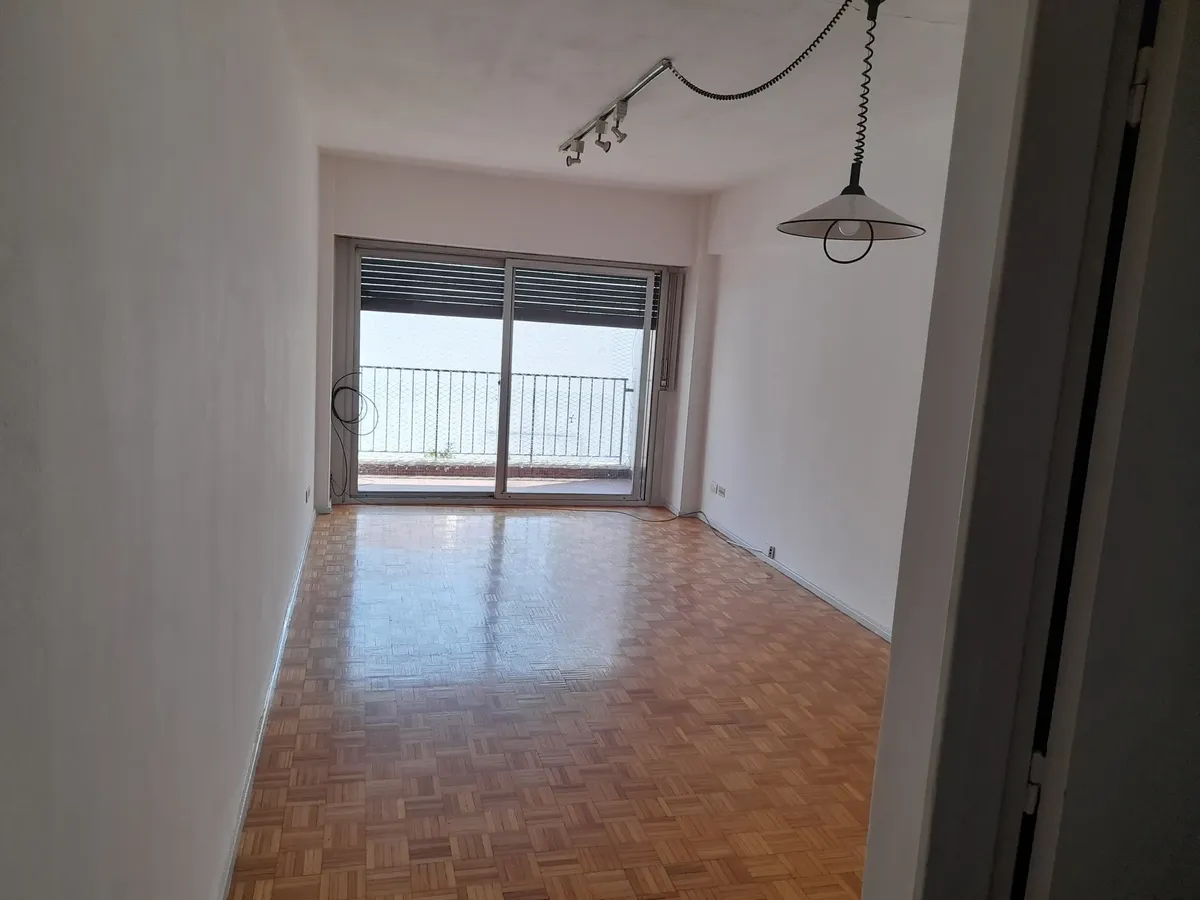 Four-room apartment with balcony in Balvanera, professional-use permitted