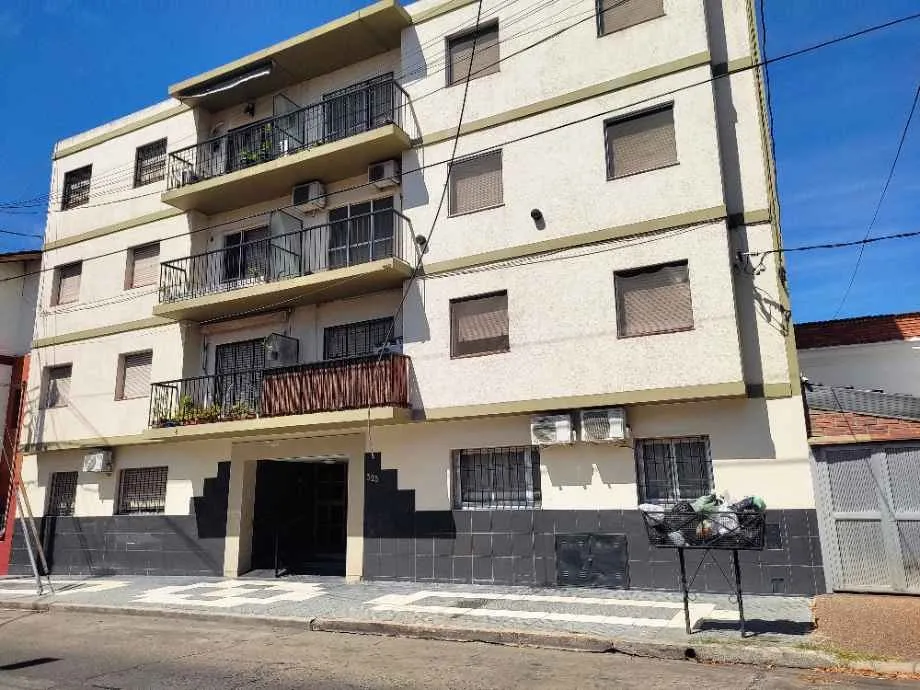 Apartamento de quatro ambientes em Quilmes Este