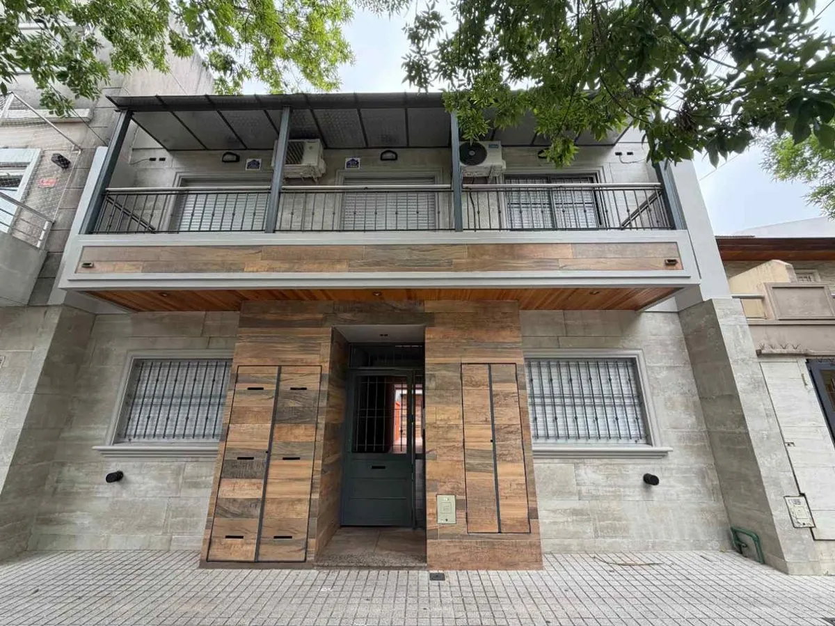 Apartamento de dois ambientes com pátio em Monte Castro