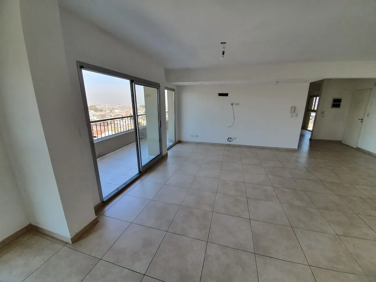 Apartamento de quatro ambientes em Valentín Alsina