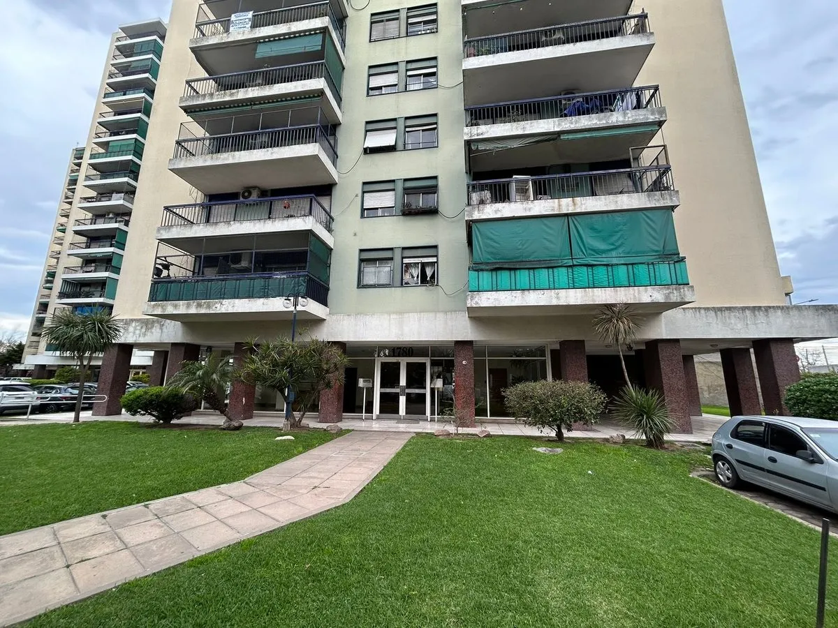 Apartamento de 3 ambientes com varanda em Villa Raffo, Tres de Febrero