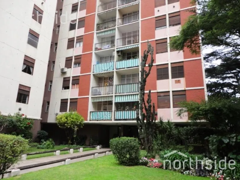 Two-bedroom apartment facing the street in Acassuso