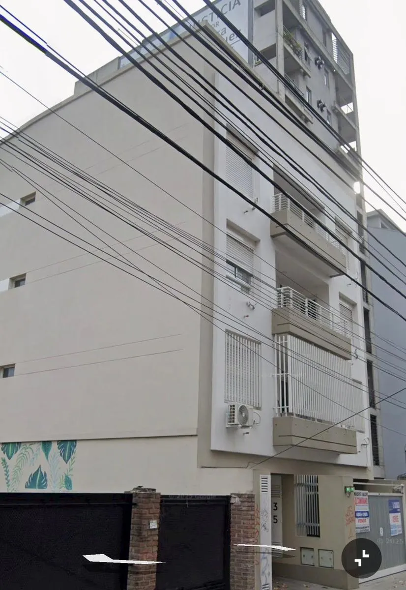 Kitnet com cozinha separada, varanda e vaga de garagem em General San Martín