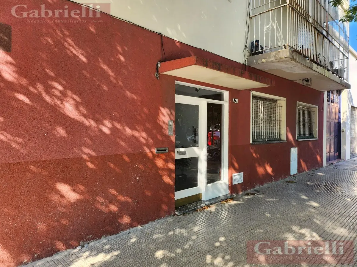 Ground-floor three-room apartment with two patios in Flores