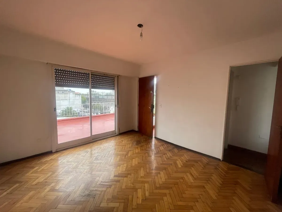 Kitnet no último andar com terraço privativo em Monte Castro