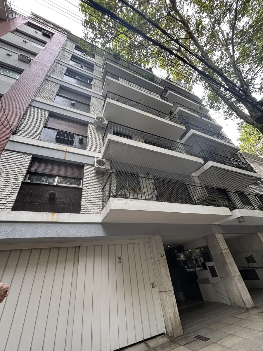 Apartamento de três ambientes de fundos com varanda e vaga fixa em Belgrano