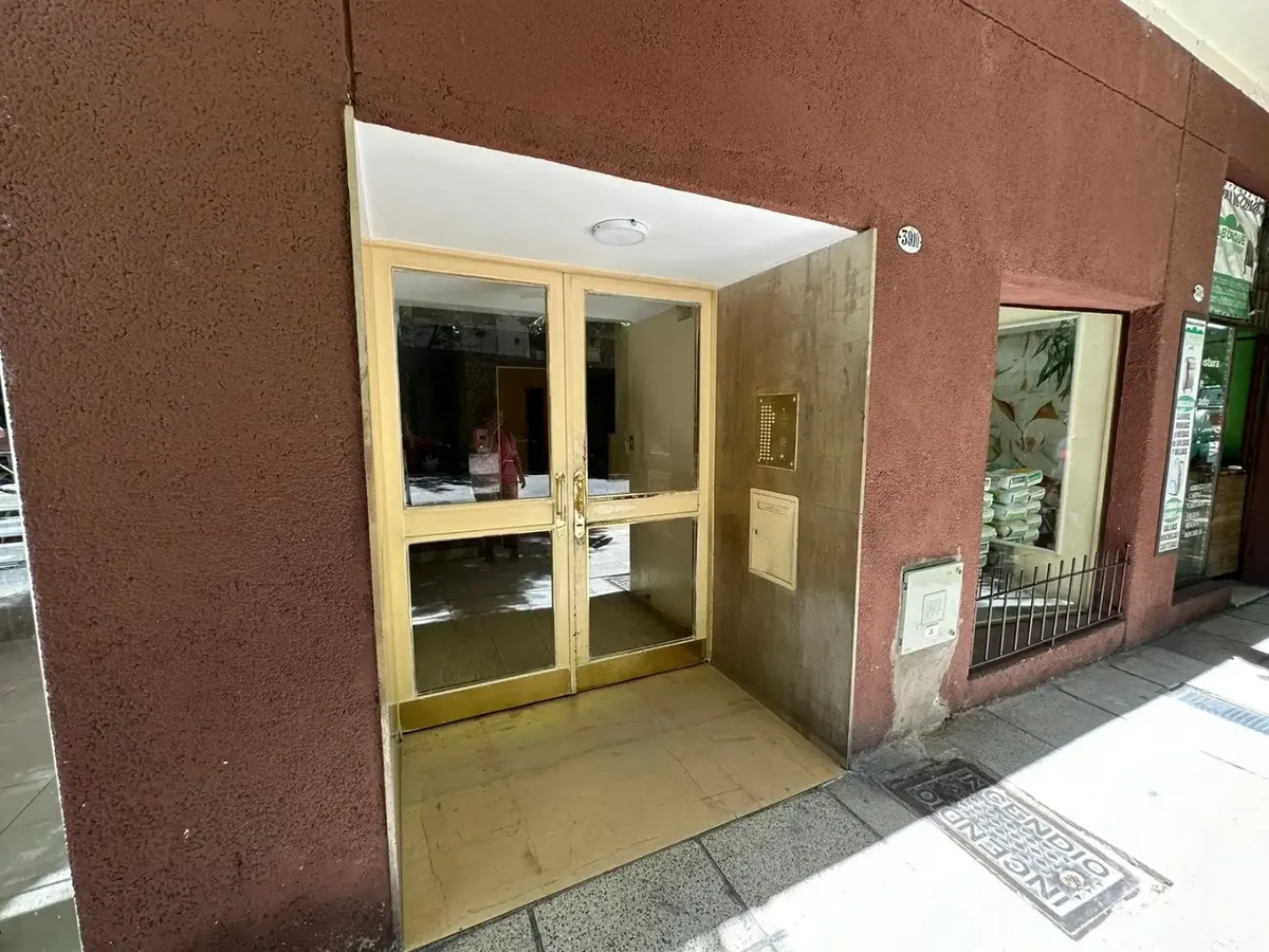 Departamento de 4 ambientes al frente con balcón en Balvanera