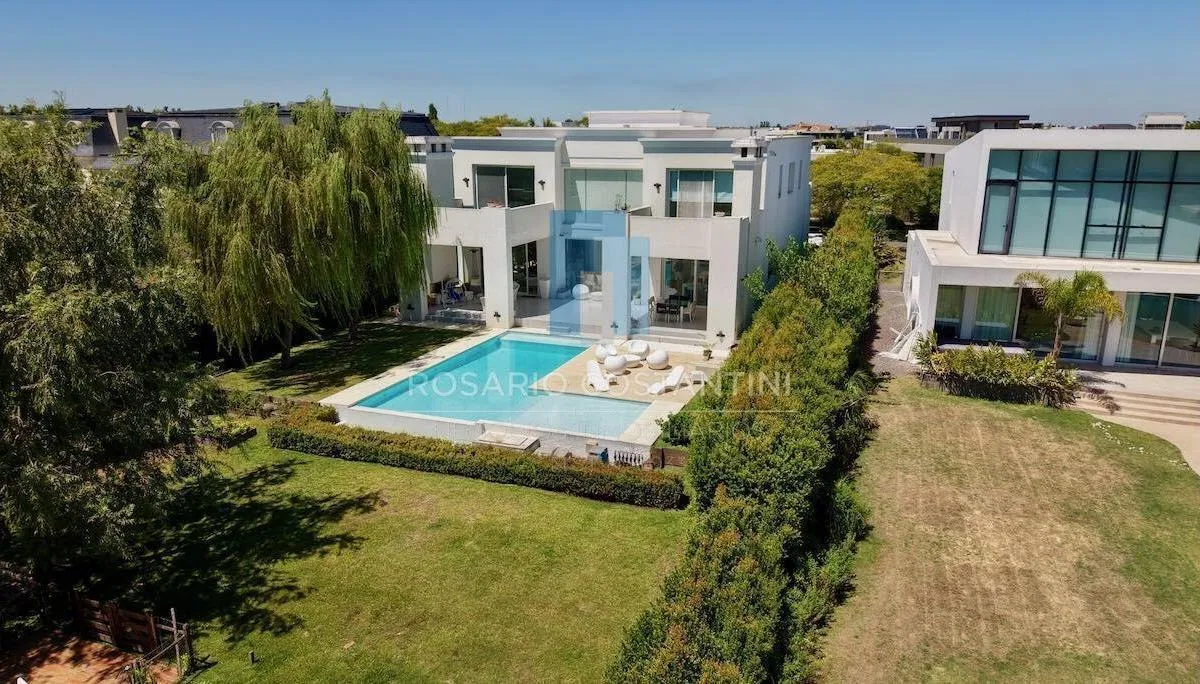 Four-bedroom house in El Golf, Nordelta