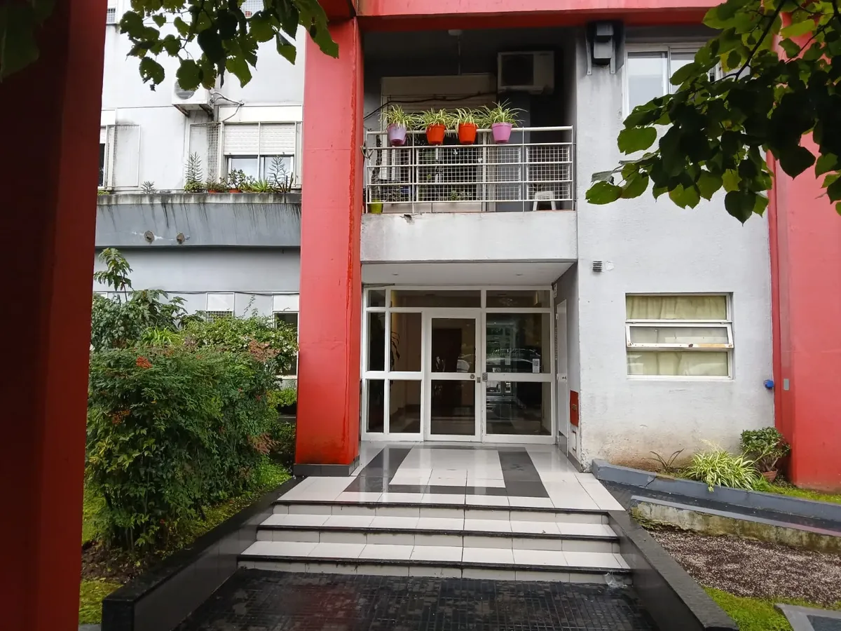Street-facing three-room apartment with balcony in Buenos Aires