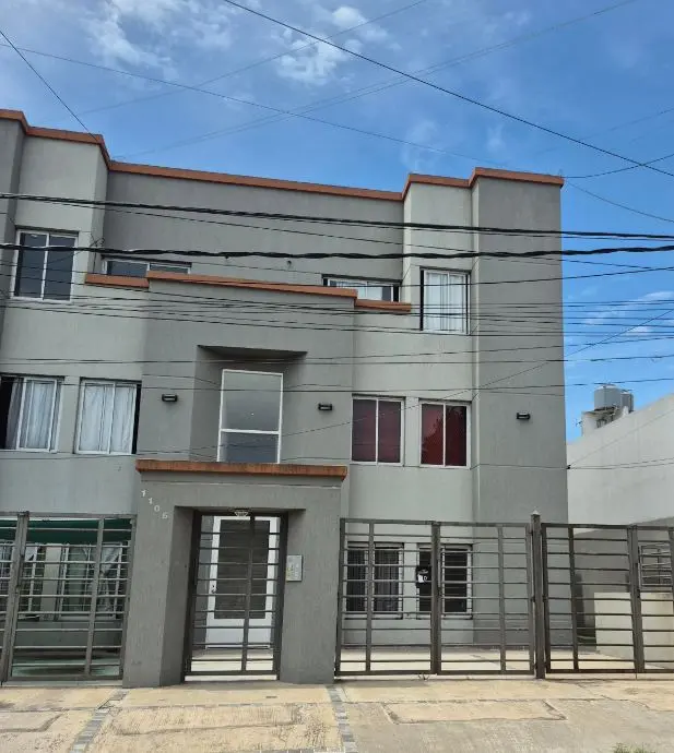 Departamento de 2 dormitorios en planta baja con cochera en Castelar Sur
