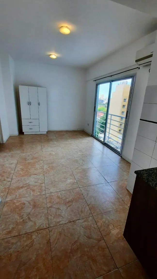 Kitnet com vaga de garagem fixa e coberta em Caballito