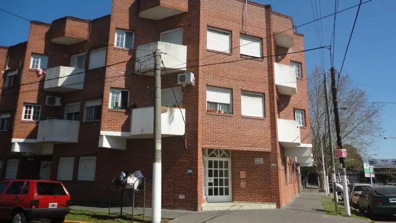 Monoambiente con balcón en Caseros Centro