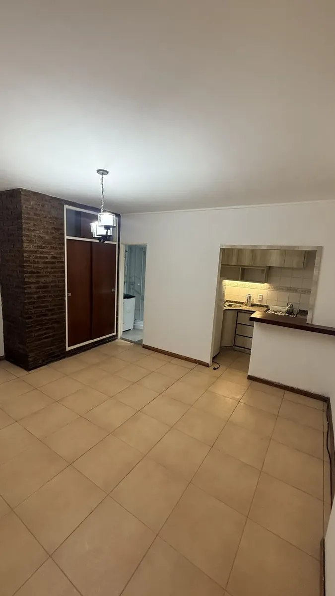 Kitnet reformada com cozinha equipada em Caballito