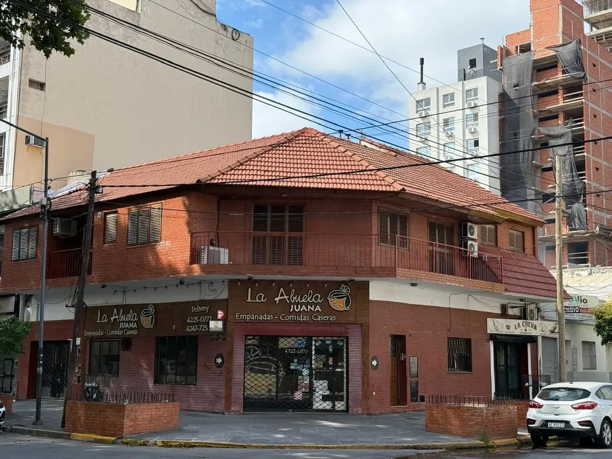 Apartamento tipo casa com 3 dormitórios no Lanús Oeste
