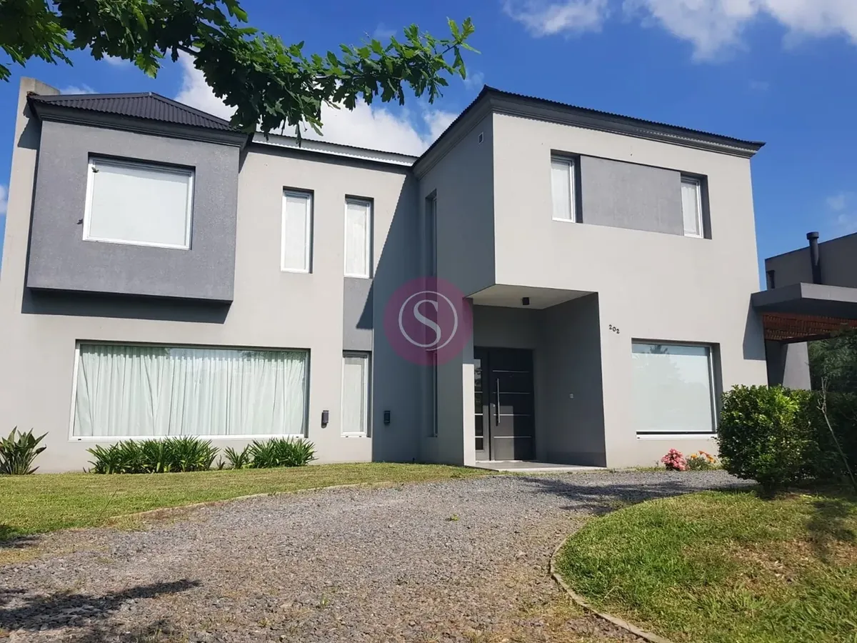 Modern furnished five-bedroom house in Sausalito Club, Pilar