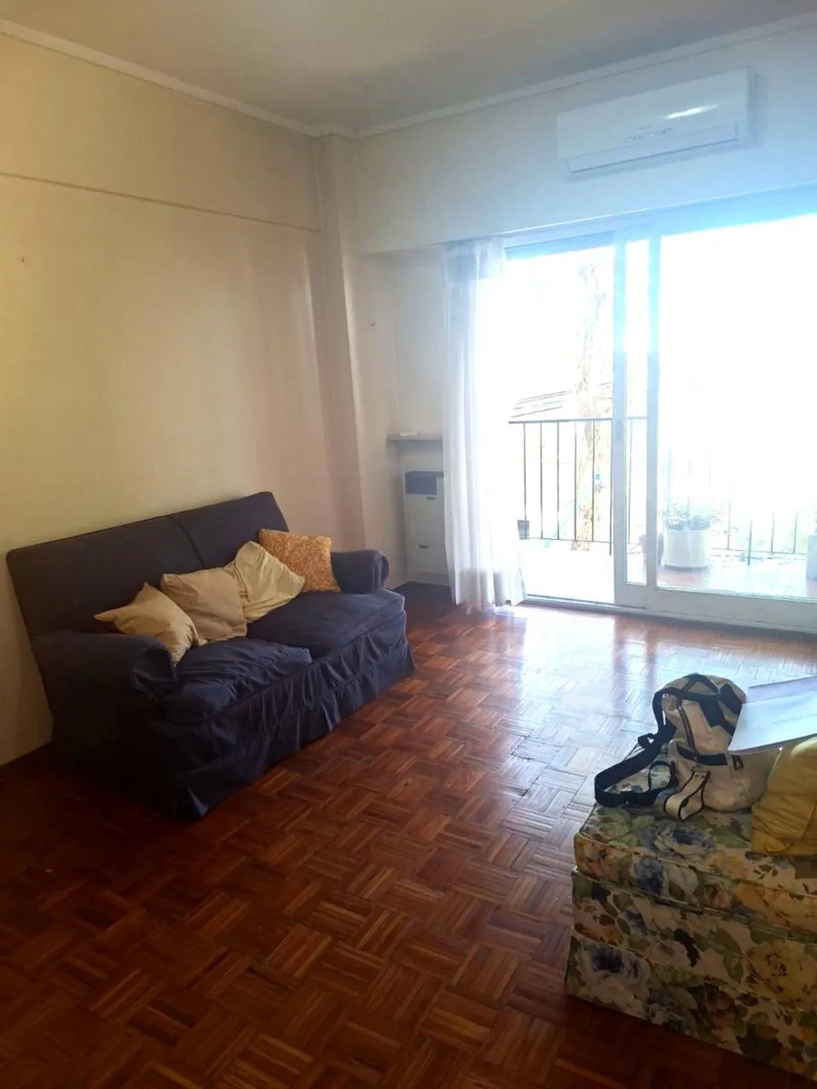 Apartamento de dois ambientes com varanda em Olivos