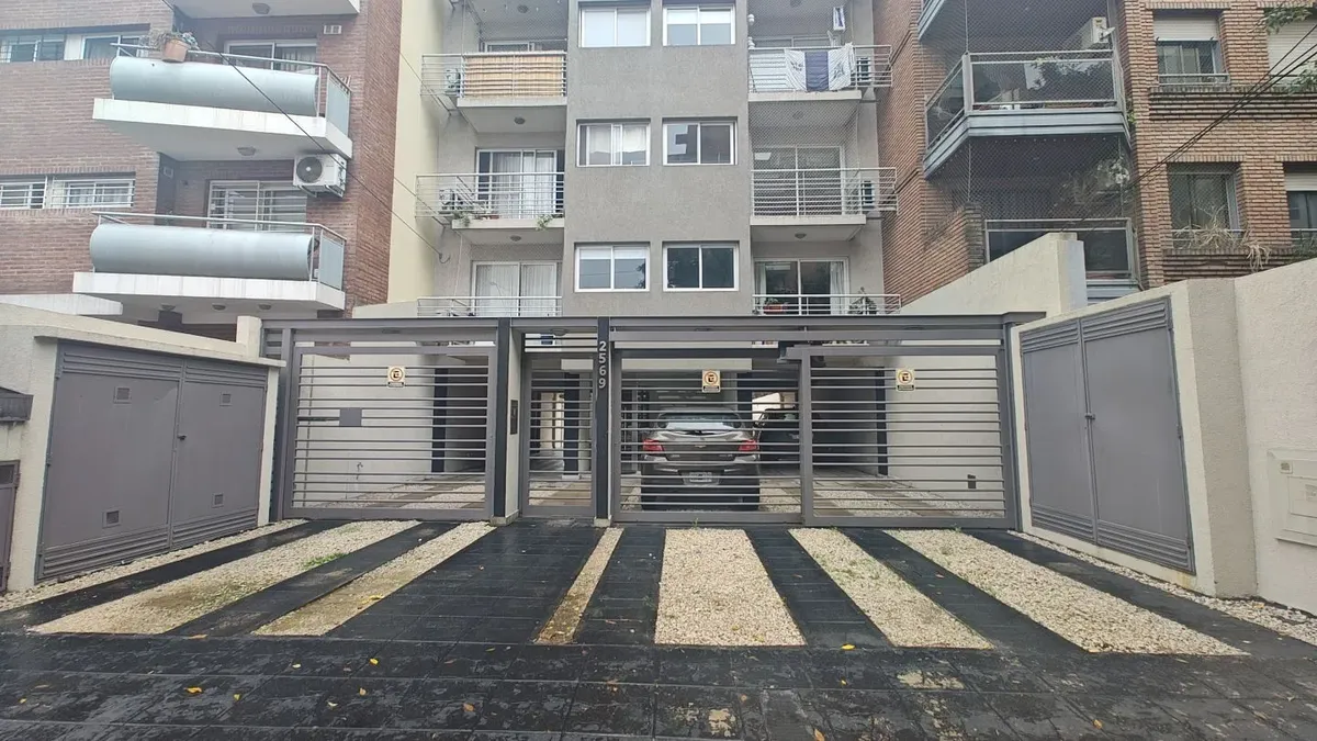 Apartamento de três ambientes em Castelar