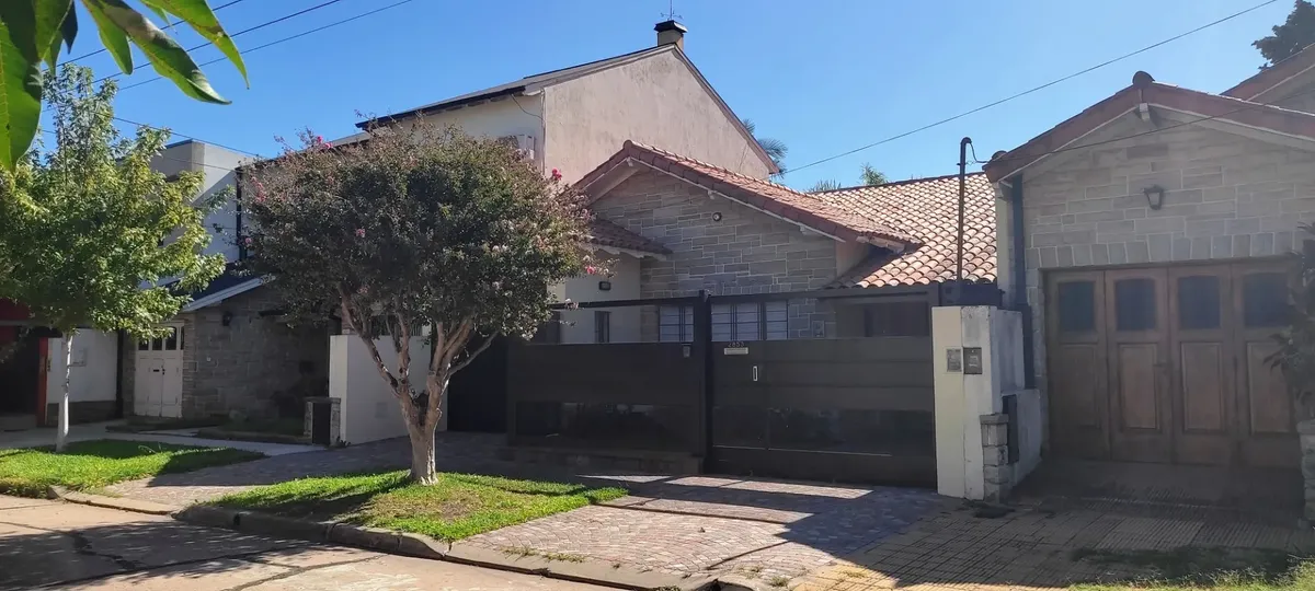 Apartamento mobiliado de 3 dormitórios com jardim e piscina em Olivos