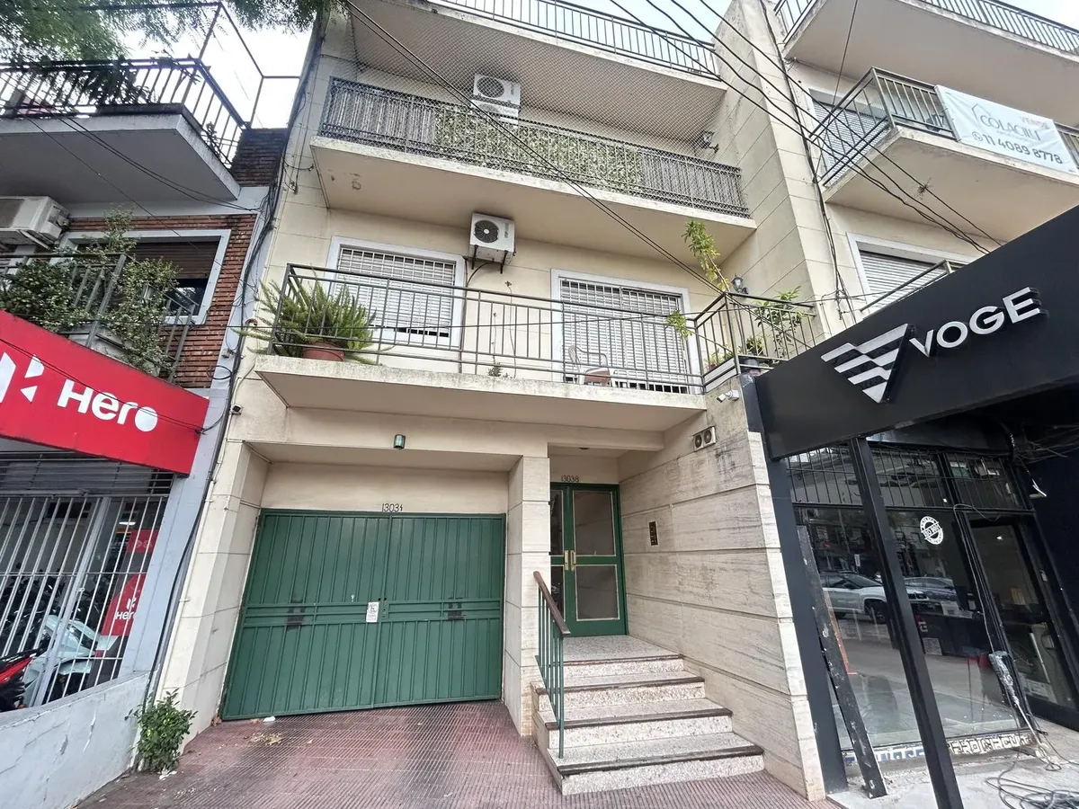 Apartamento de três ambientes com 2 quartos, varanda e vaga de garagem em Martínez