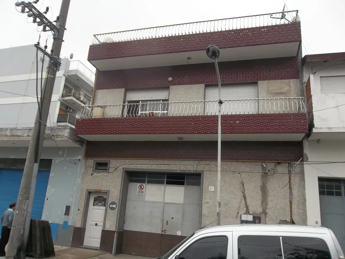 Apartamento de três ambientes com pátio em La Matanza
