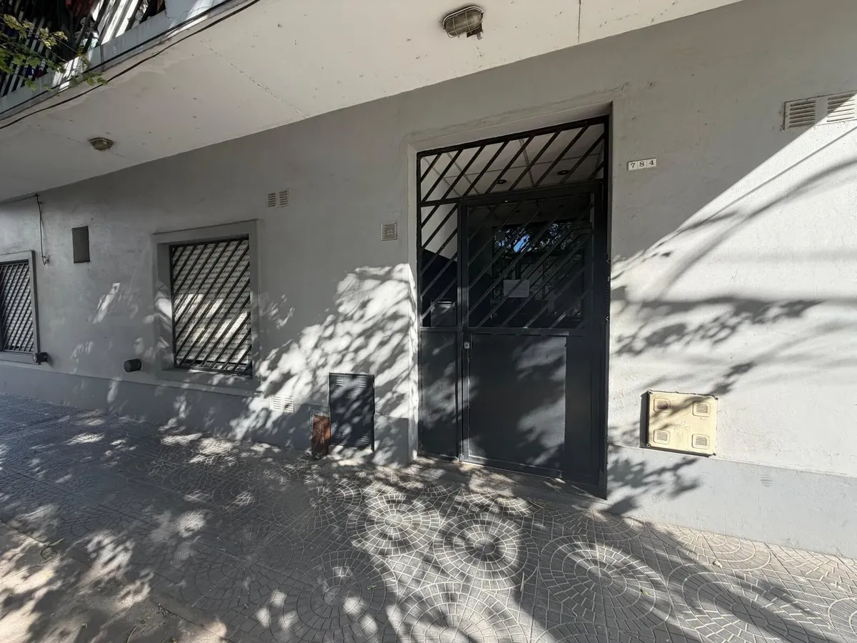 Apartamento de 2 ambientes de frente com varanda