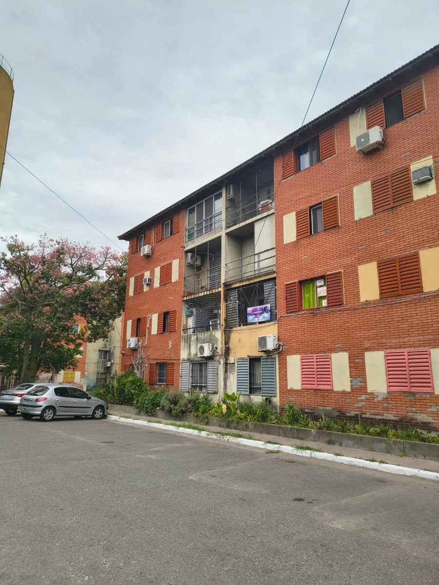 Apartamento de 4 ambientes de frente com varanda em Lomas de Zamora