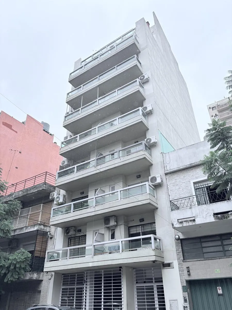 Apartamento de dois ambientes com churrasqueira privativa e vaga de garagem em Villa Crespo
