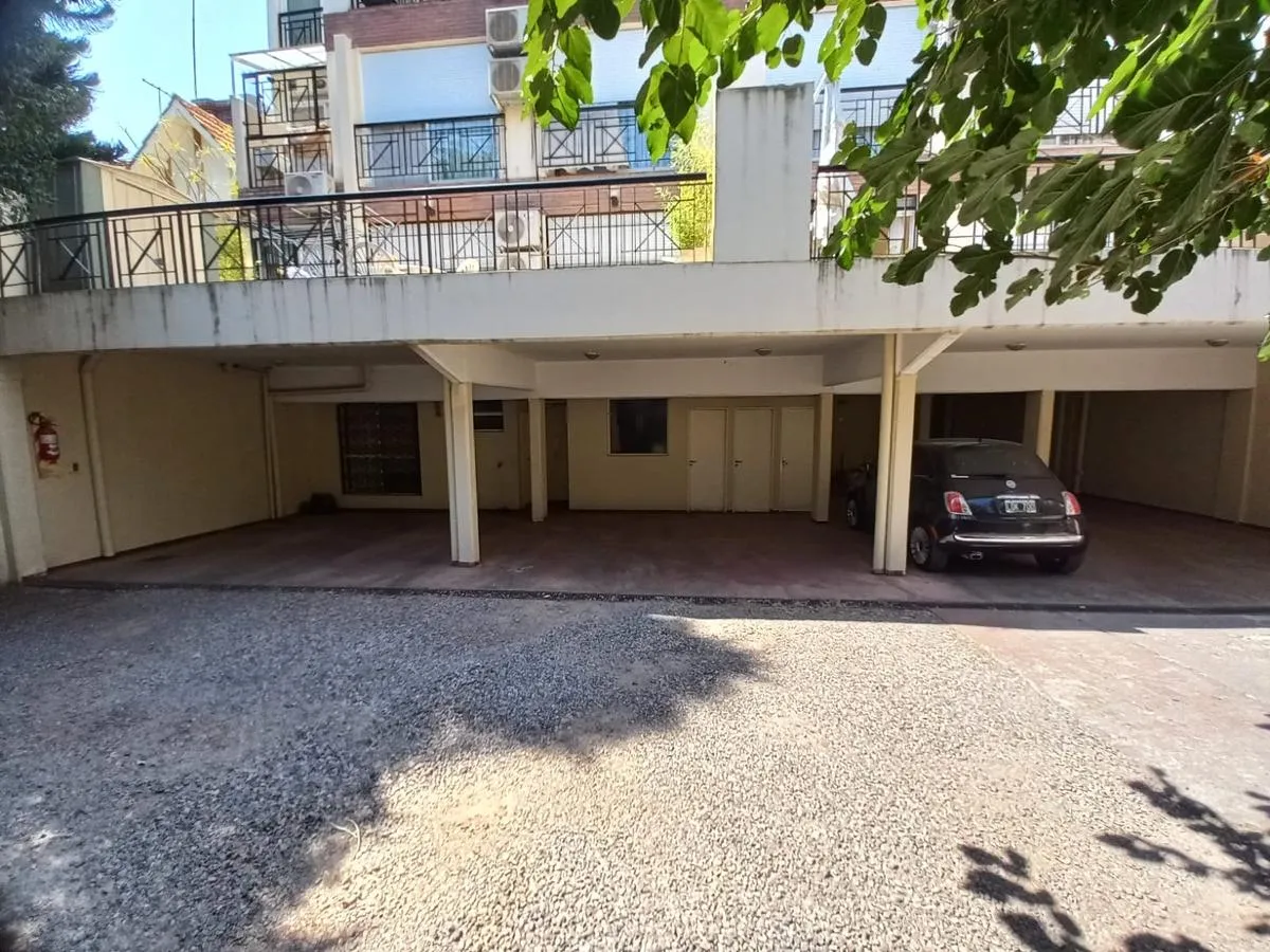 Meio andar de 3 ambientes com 2 dormitórios, garagem fixa e pátio em Villa Devoto