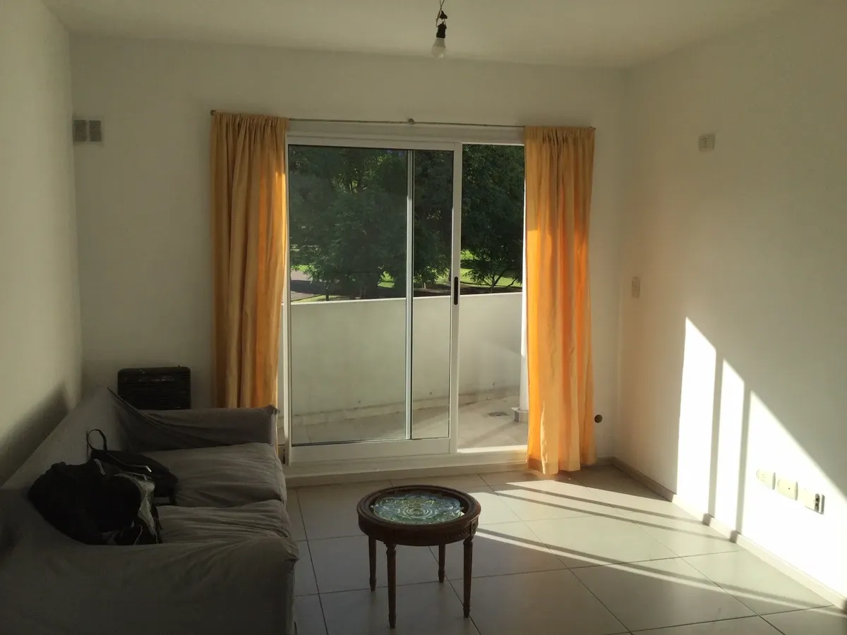 Departamento de 3 ambientes al frente con balcón en Barracas