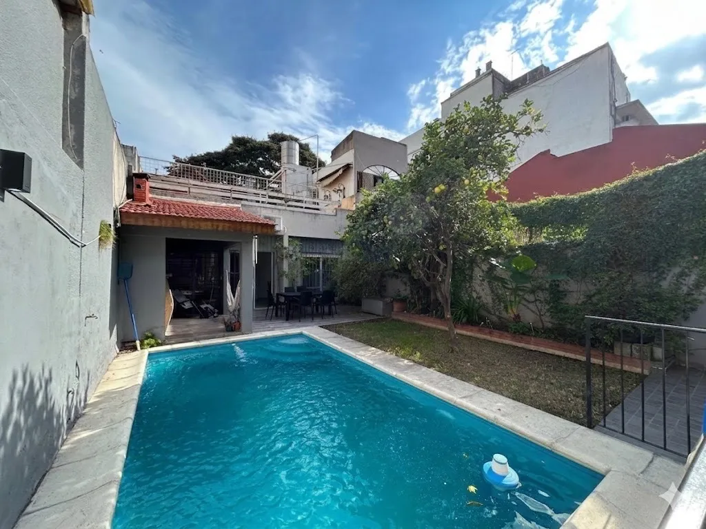 Casa de 5 ambientes con quincho, pileta y cochera cubierta en Villa Santa Rita