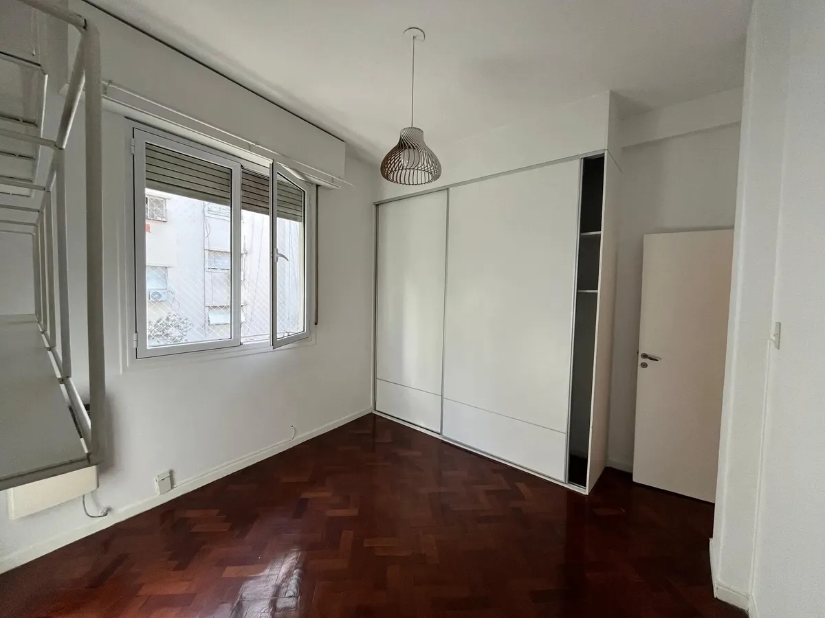 Трёхкомнатная квартира с балконом и парковкой в Recoleta